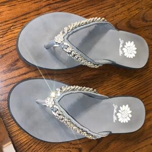Woman’s Yellow Box Gray Thong Sandals size 6